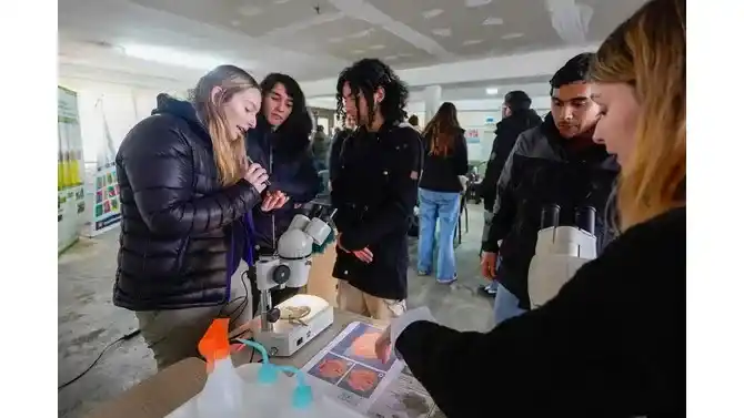 Más de 70 personas participaron de una jornada sobre apicultura, polinización y producción de kiwi