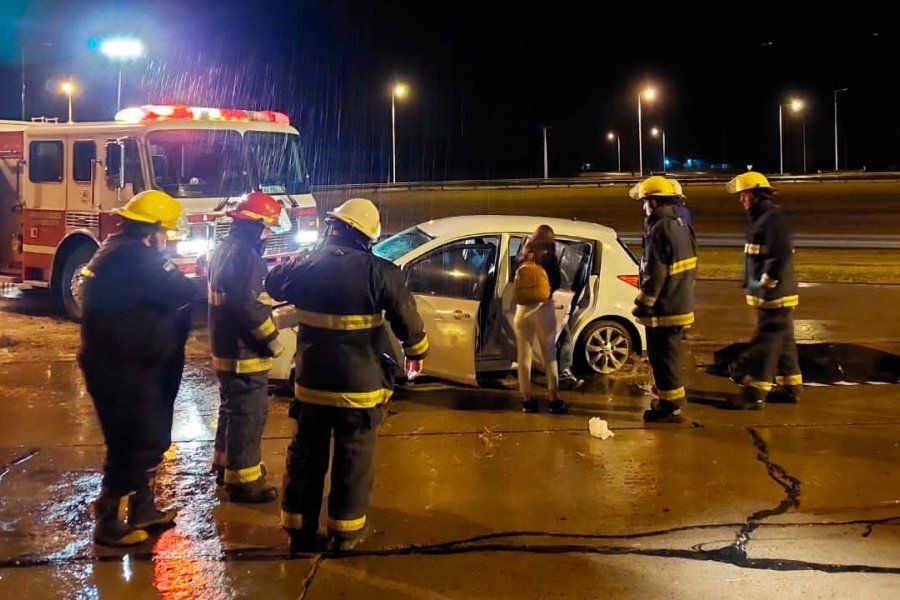 Se le fue el auto en la rotonda de la RN 19 y se estampó contra el guardarrail