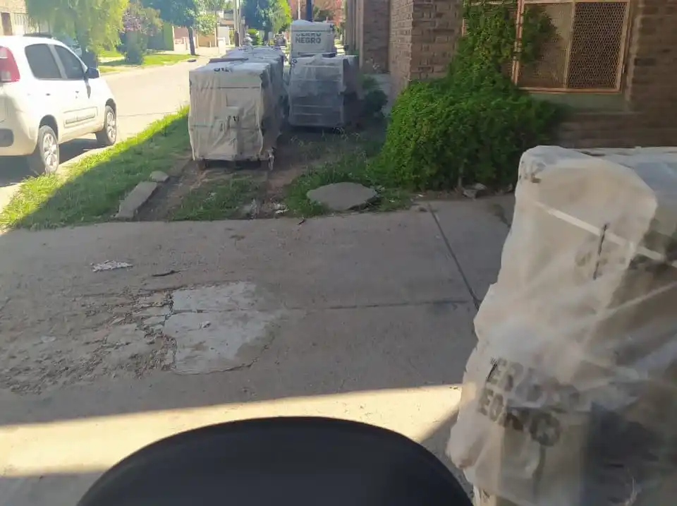 Reporte ciudadano: vereda obstruida por palet de cerámicos