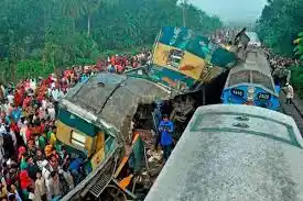 Al menos 16 muertos por un choque de trenes en Bangladesh