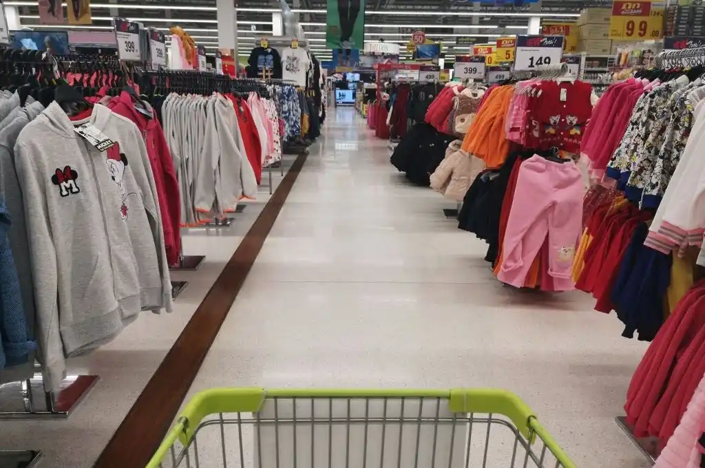 Comercios piden que se prohíba en todo el país la venta de ropa y juguetes en supermercados
