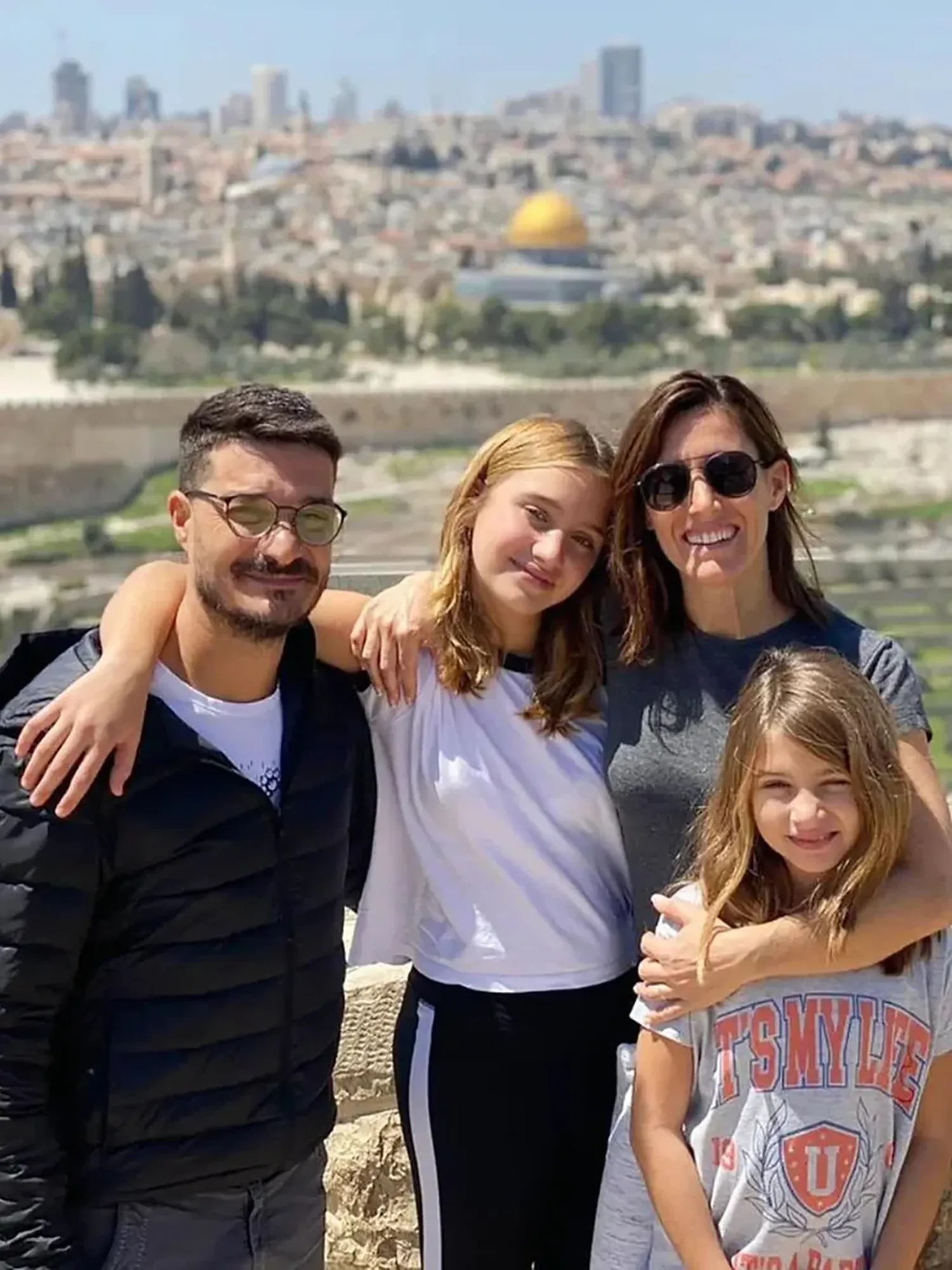 Soledad Pastotutti con su marido Jeremías y sus hijas Regina y Antonia
