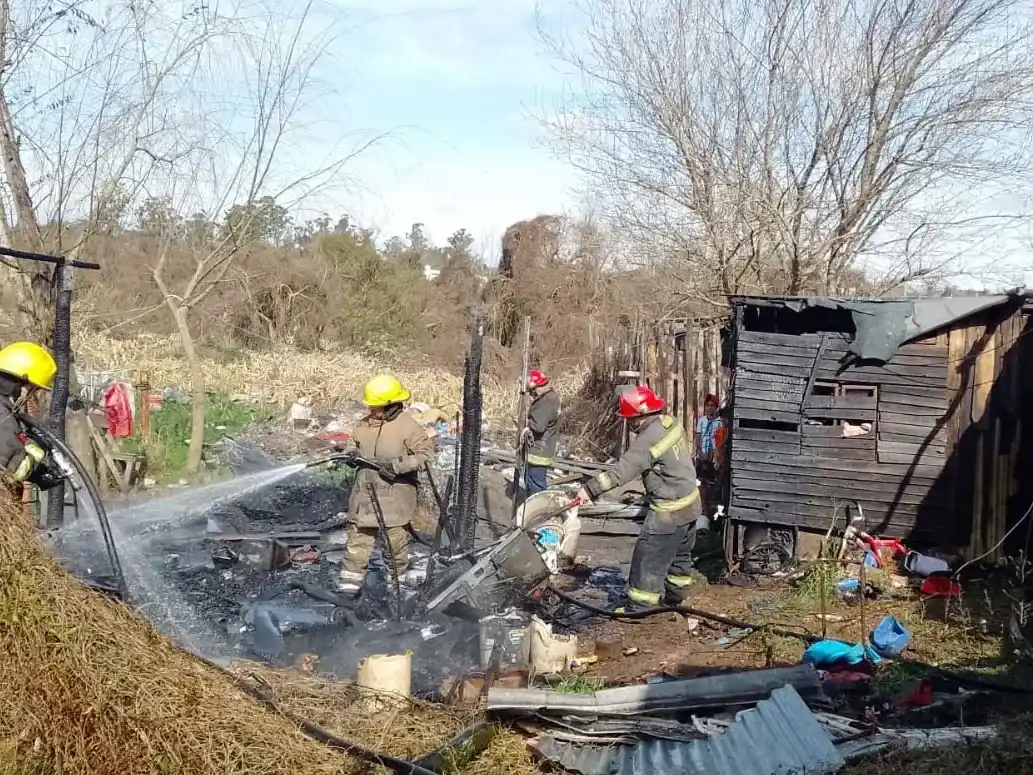 Un incendio destruyó por completo una casilla en el barrio Pampa Soler
