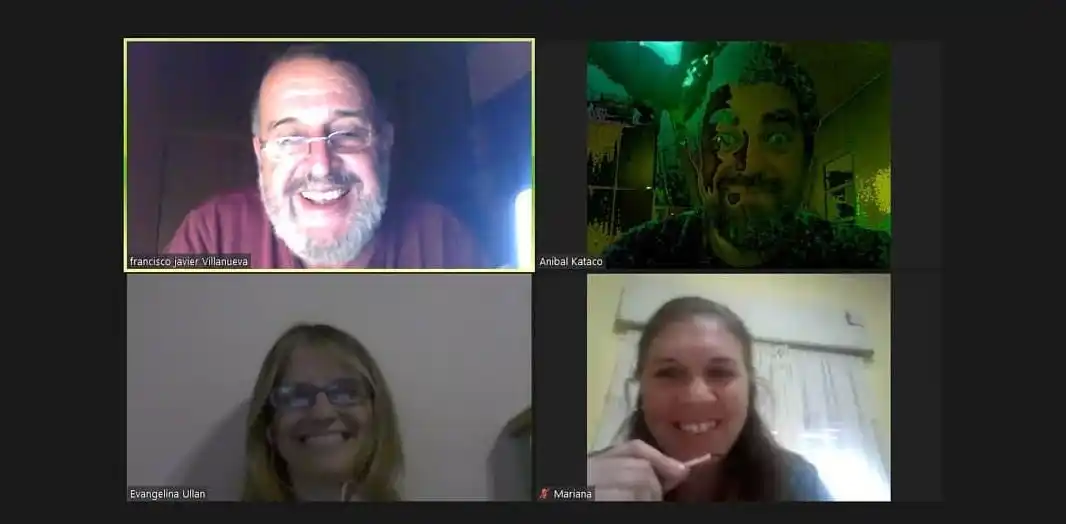 Mariana junto a sus profesores durante el último examen.