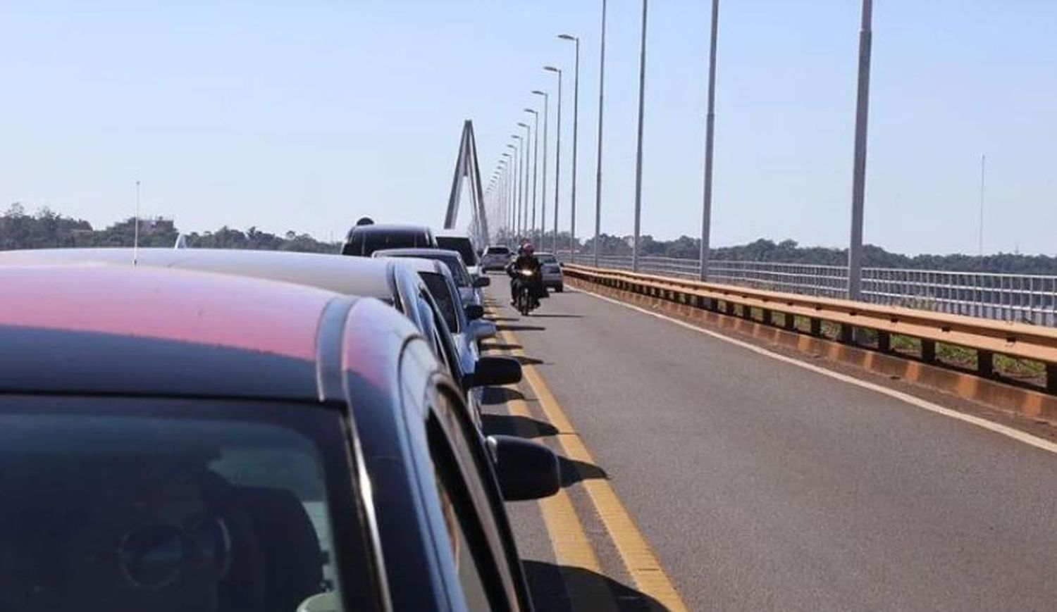 El Puente Internacional San Roque González de Santa Cruz es un puente carretero y ferroviario sobre el río Paraná, que comunica la ciudad de Posadas, Provincia de Misiones, Argentina, con la ciudad de Encarnación, Departamento de Itapúa, Paraguay.