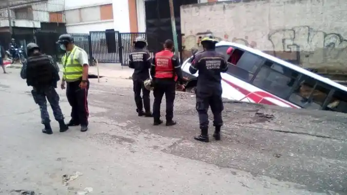 ¡NO ES UN CAMPO MINADO, ES ARTIGAS! Megahueco se tragó camioneta de transporte público