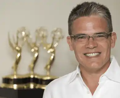 Nelson Bustamante acaricia sus premios Emmy. Foto Instagram