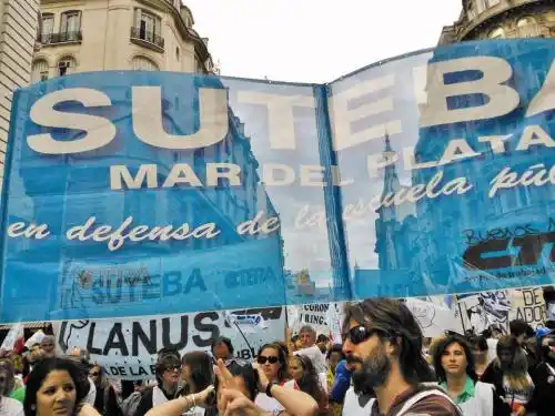 Los docentes protestan en distintos puntos de la ciudad