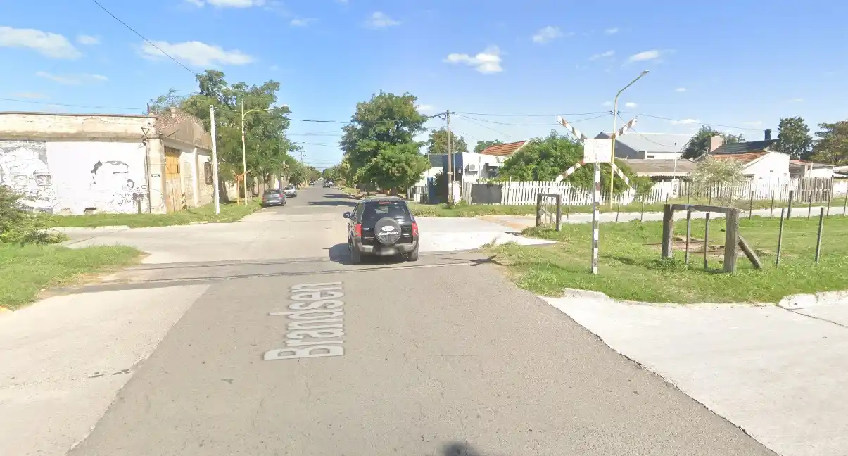Piden circular con precaución en Brandsen y el pasaje de las vías por obras de bacheo (Captura de pantalla)