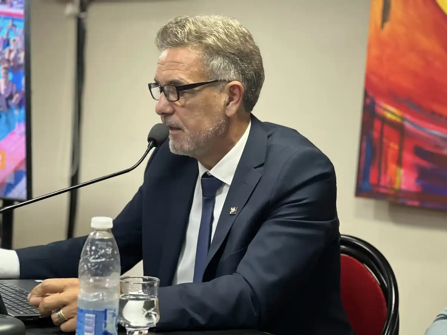 El intendente de Firmat en su mensaje frente al recinto del Legislativo local.  Foto: Gentileza.