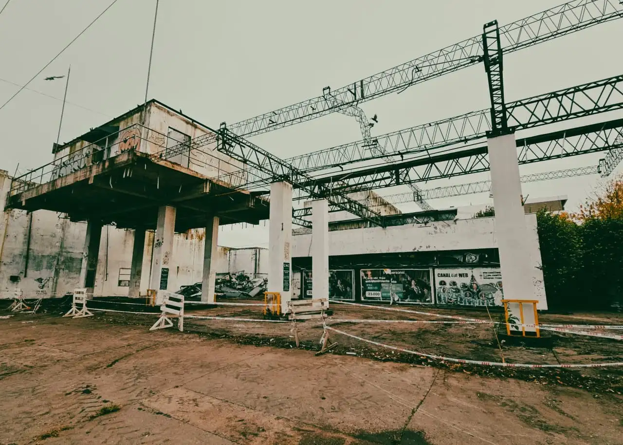 El personal municipal procedió al cierre de una edificación para impedir nuevos ingresos.