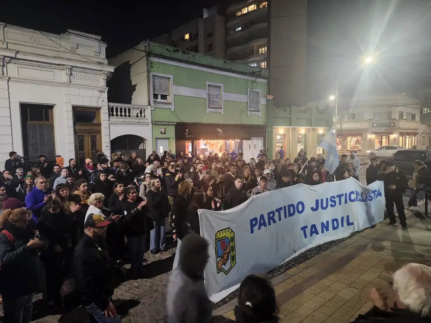 Rechazo a la condena a Cristina: un centenar de tandilenses se reunió en el PJ