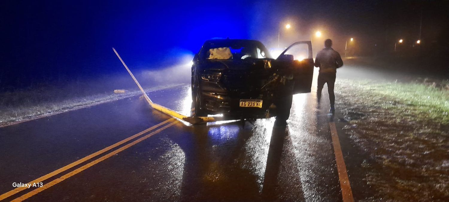 Una camioneta embistió un poste de luz en Don Bosco