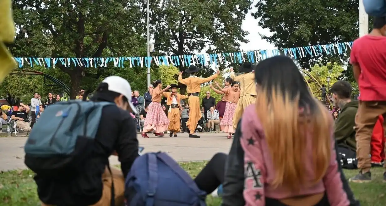 “En ese marco, llevamos a cabo este festival en donde se le dio lugar a bandas folclóricas, ballets, un sector donde se hicieron tatuajes también con consignas de Malvinas, y la Feria de Artesanías y Emprendedores”, agregó.