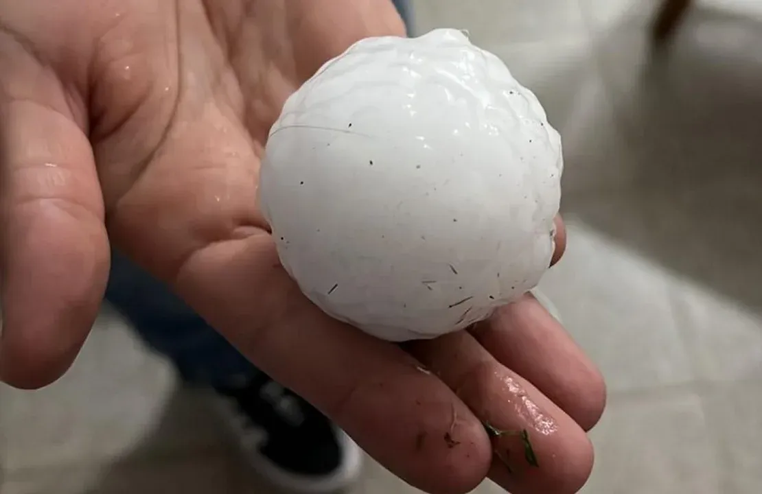 Granizo de gran tamaño sorprendió al sur cordobés. (Foto: Redes)