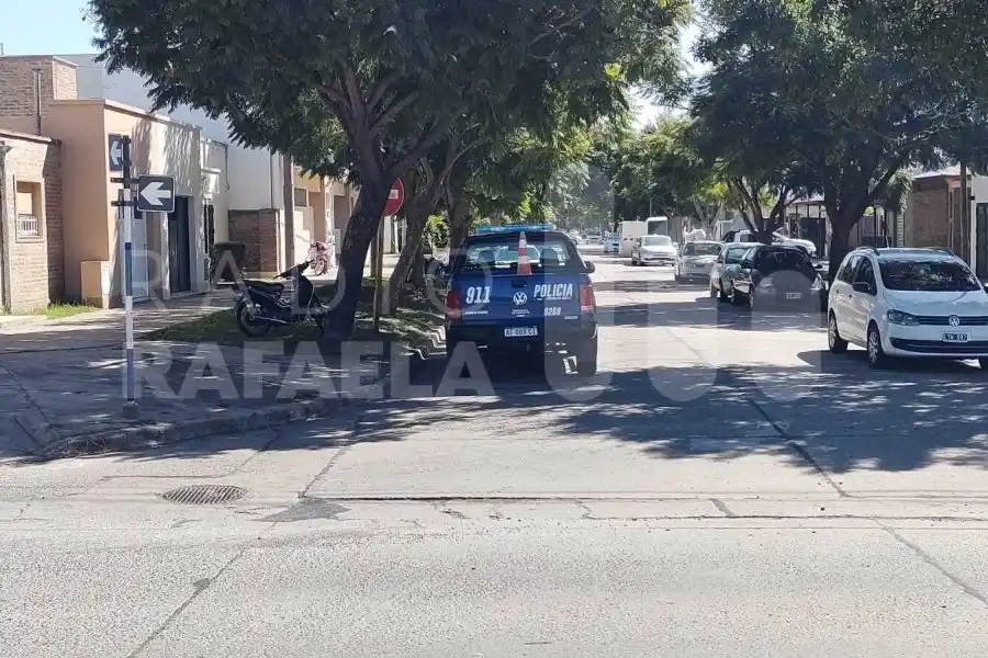 Accidente de tránsito en la ciudad: un automóvil chocó a una adolescente que circulaba en bicicleta