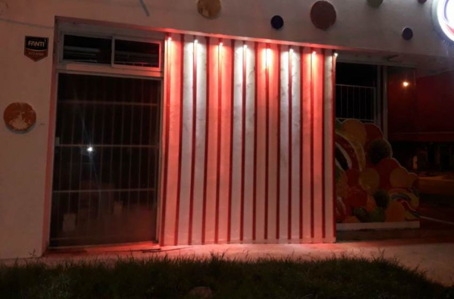 Jóvenes ocasionaron destrozos en un comercio de golosinas