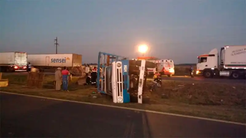 Cinco heridos, uno muy grave, tras un choque de camiones