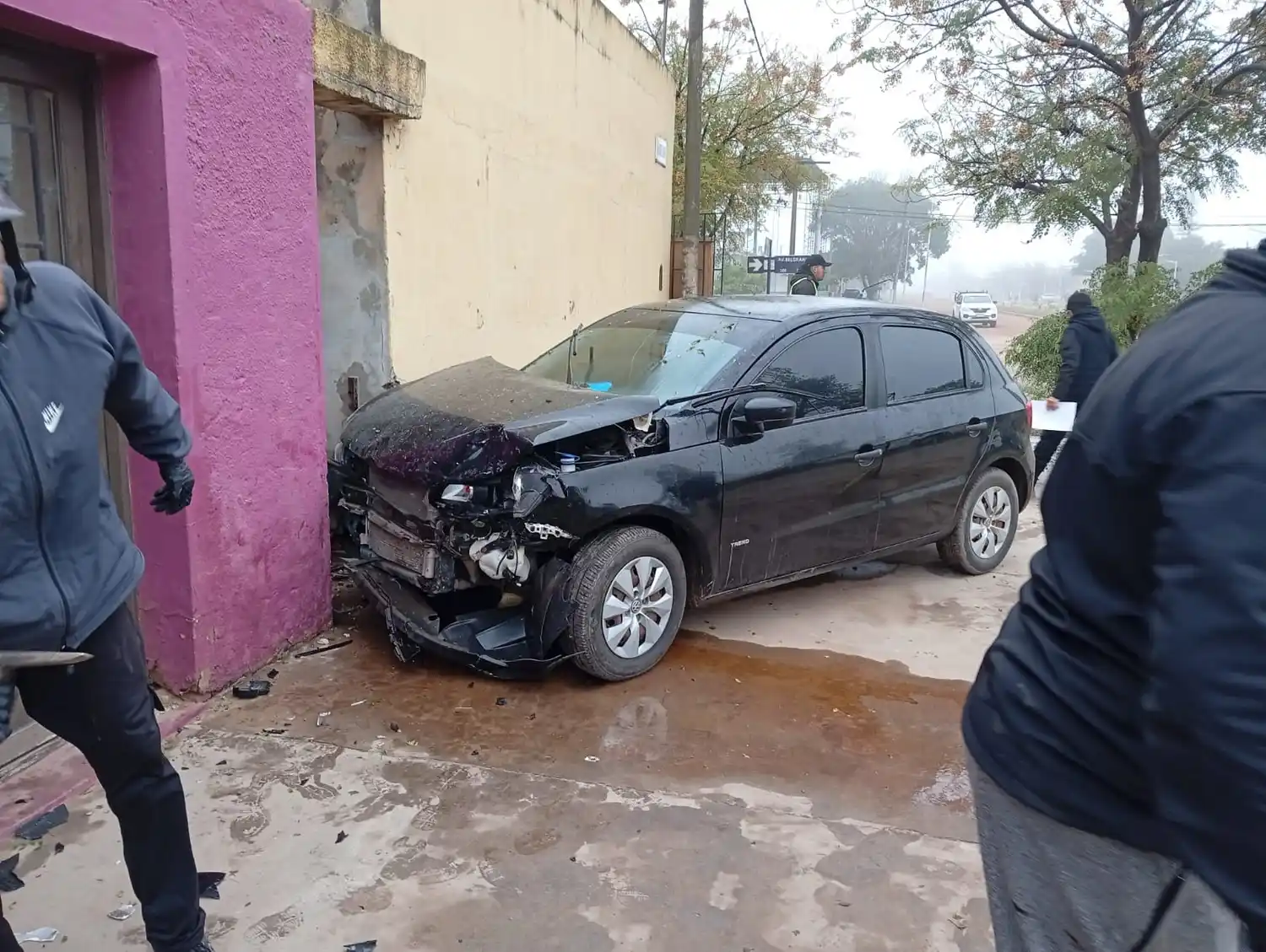 Un automóvil chocó a una camioneta de la EPE y terminó incrustado en un comercio