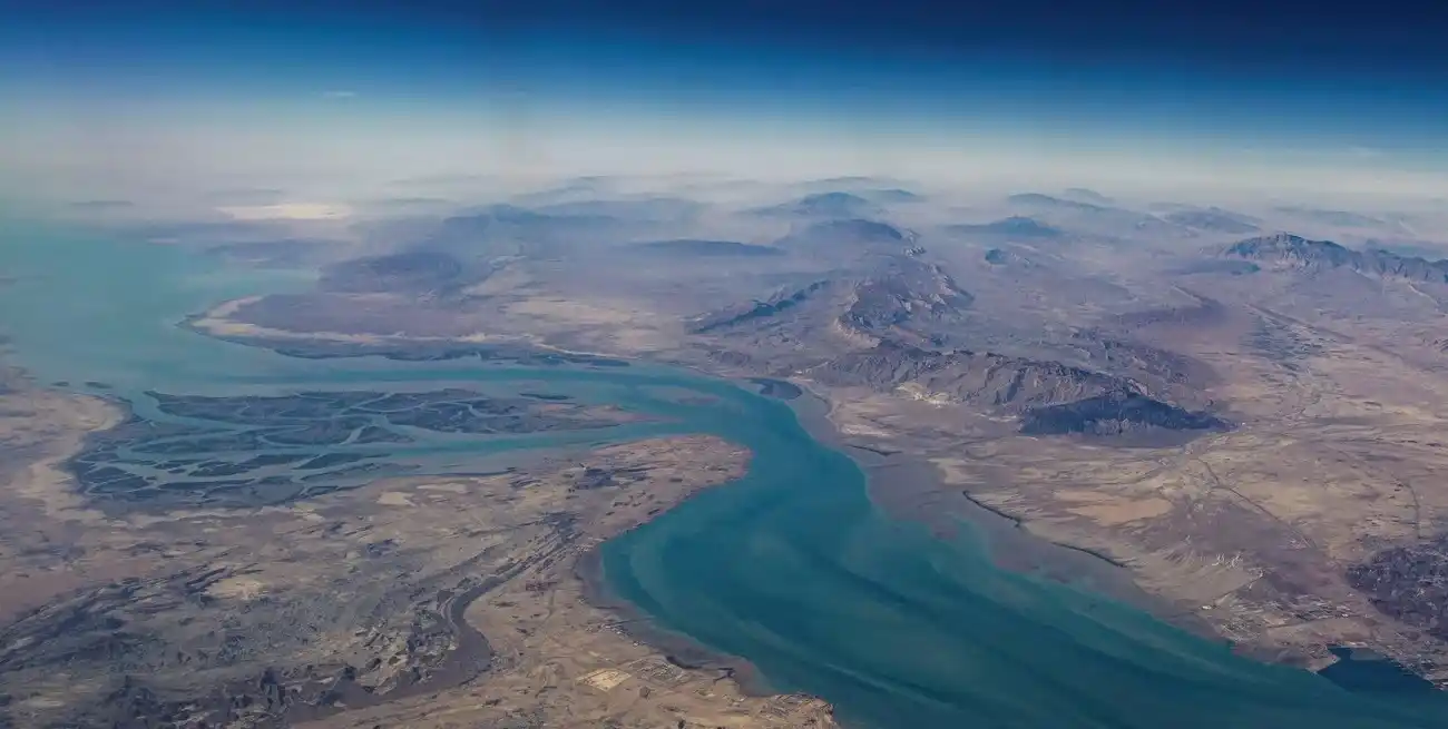 Vista aérea de la isla de Qeshm, separada del territorio continental iraní por el estrecho de Clarence, en el estrecho de Ormuz. Foto: REUTERS.
