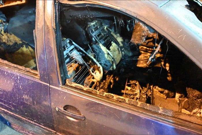 Nuevo ataque con bomba molotov: incendian el auto del propietario de la casa ya agredida2