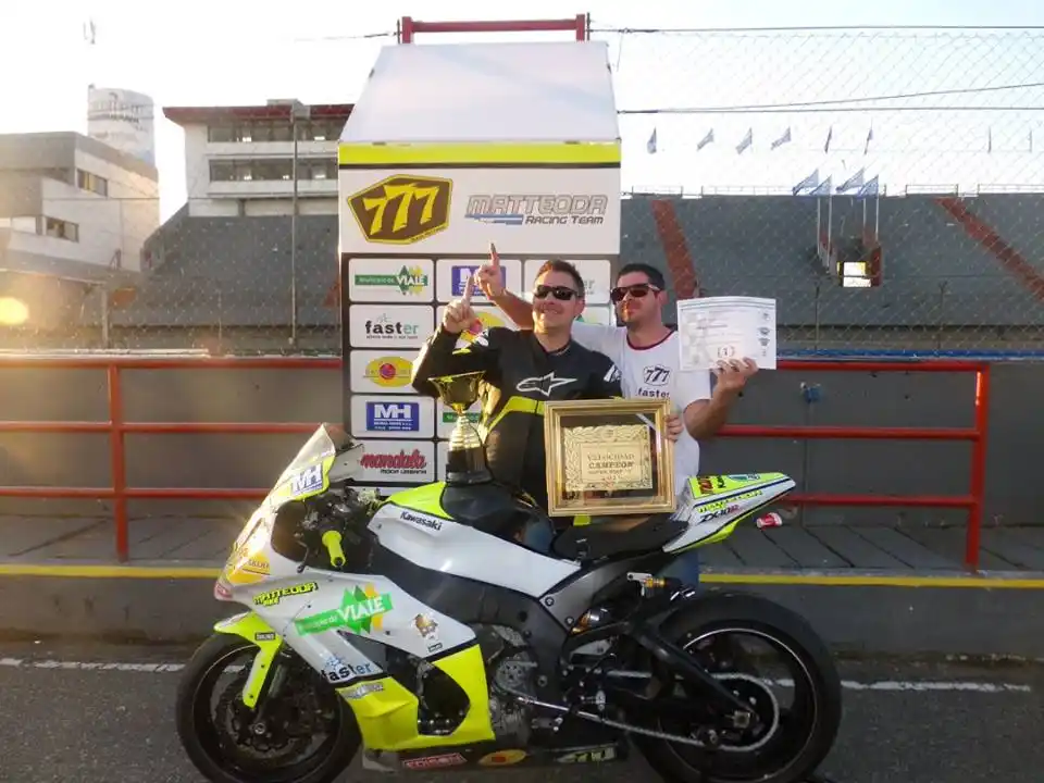 Aplausos al Campeón Argentino de Motociclismo