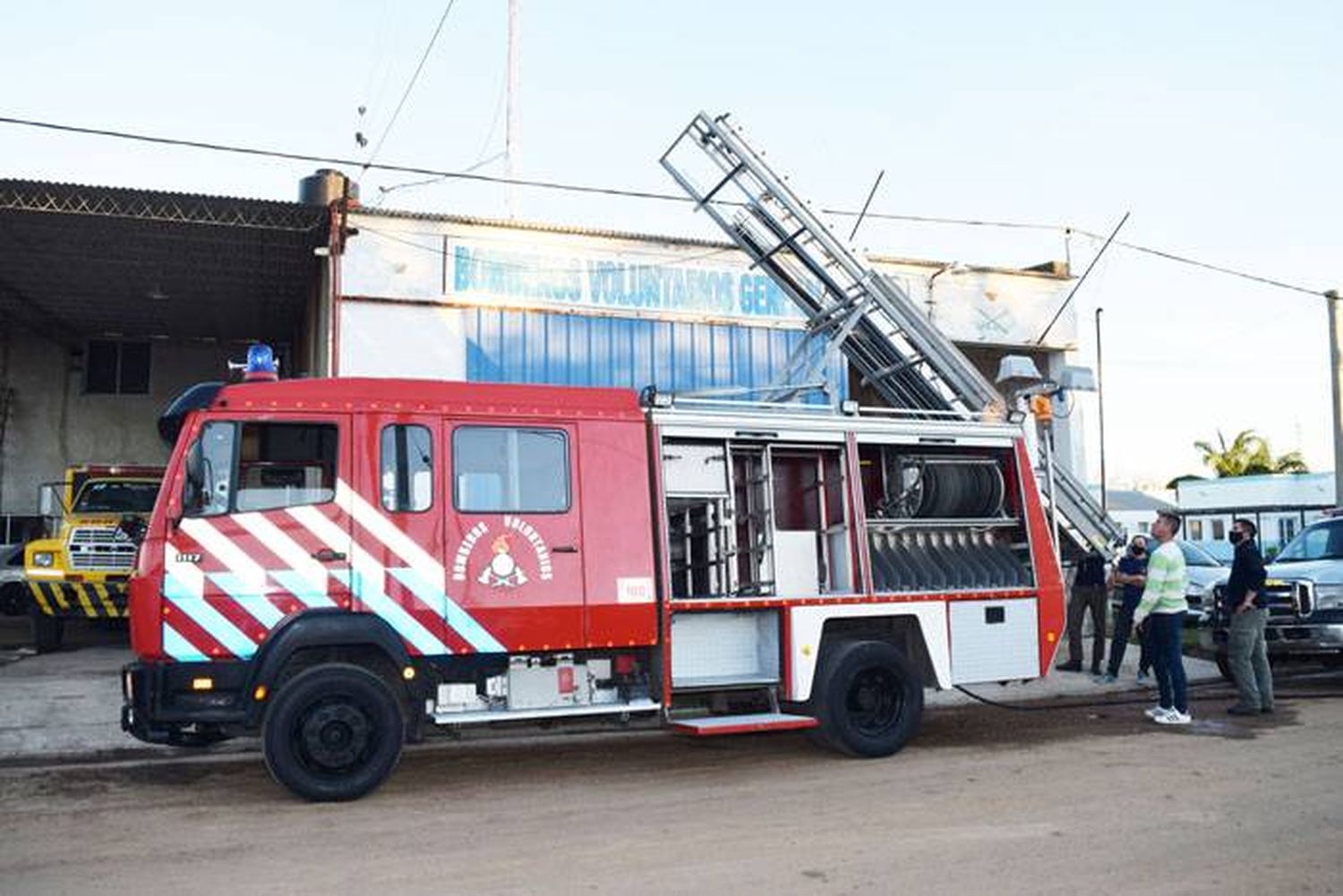 Bomberos  voluntarios y su nueva autobomba