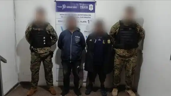 Dos detenidos por dañar un auto en pleno centro: los captaron las cámaras del COM