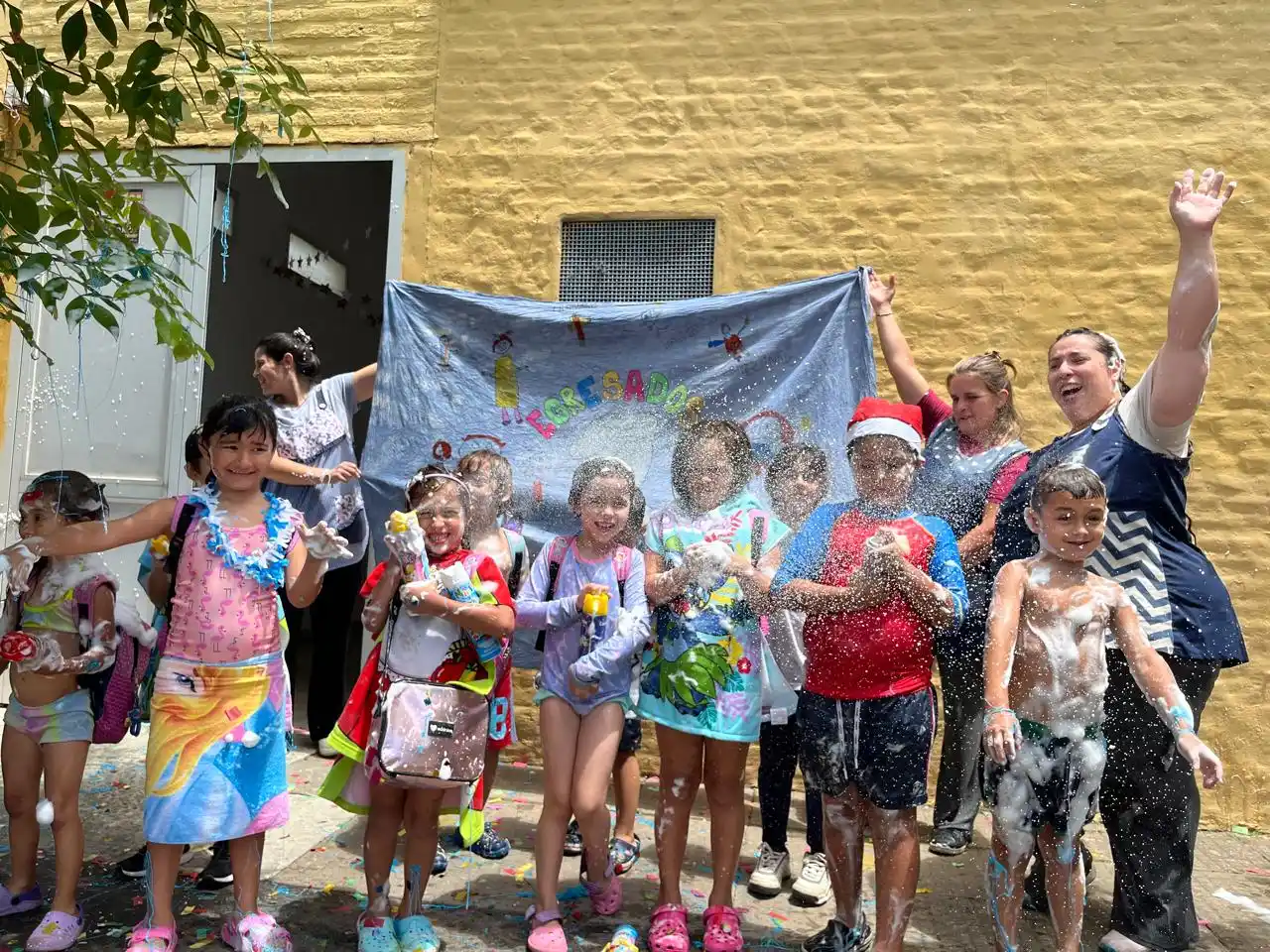 Familiares saludan a los egresados del Jardín Belén