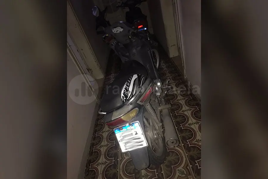 Llevaba una moto a la par: vio a la policía, la tiró y quiso huir