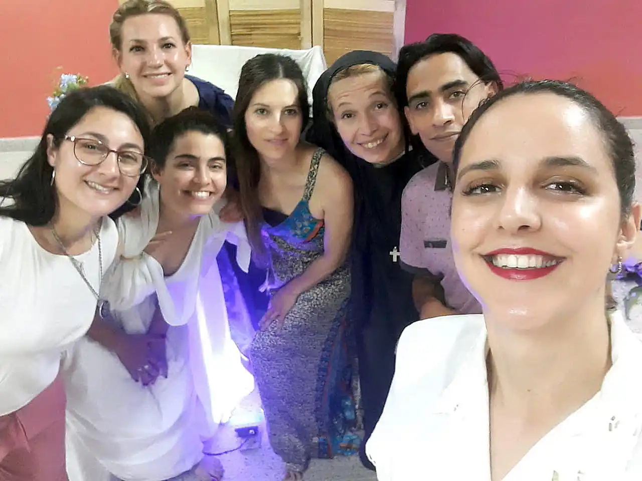 Para acercar a los estudiantes a la lectura, docentes donaron su cuerpo a la literatura