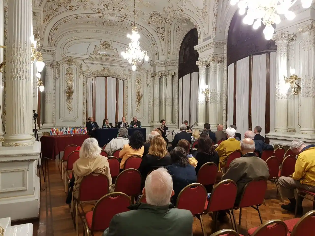 Rodeada de agregados culturales de todo el mundo, Zulma Nicolini presentó su nuevo libro