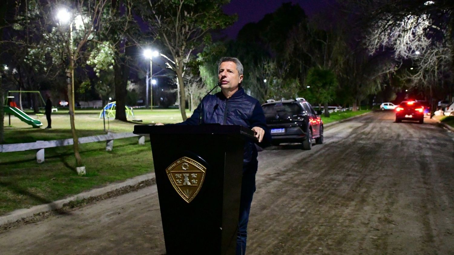 Damián Bernarte en la inauguración de la luces led en barrio El Prado