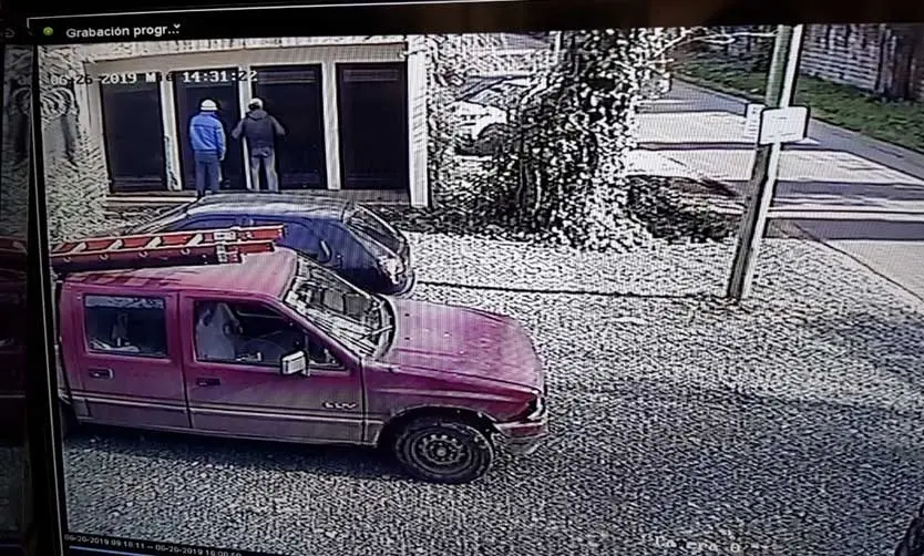 El accionar sospechoso de los hombres quedó grabado en una cámara de seguridad. 