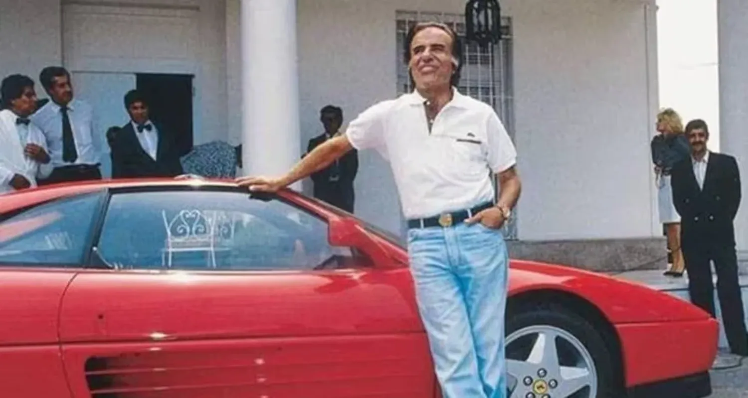 Carlos Menem junto a la Ferrari 348 TB, modelo 1990. Símbolo de la "fiesta menemista", época no que deja de proveer relatos que establecen el marco estético del menemismo y sus contingencias, prólogo difuso de la narrativa libertaria.