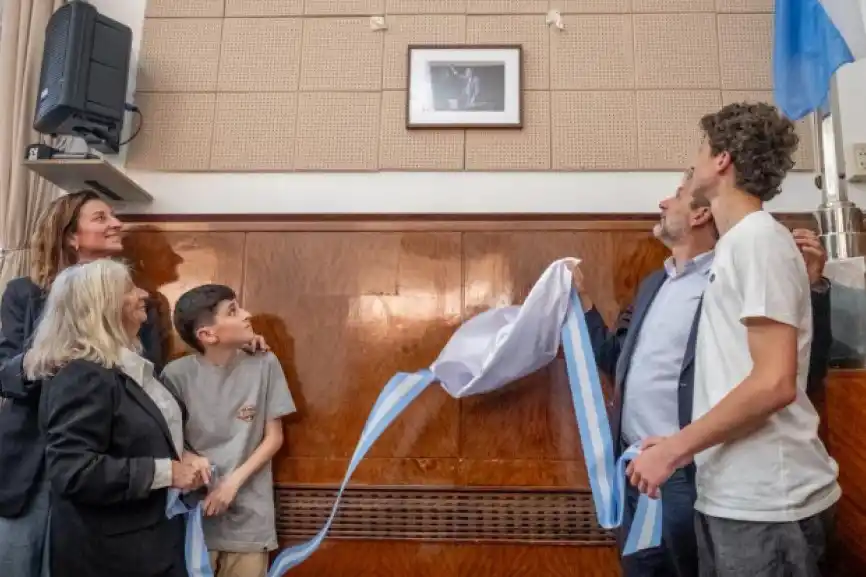 Una imagen del recordado periodista se descubrió en el recinto deliberativo del Concejo.