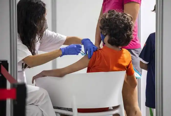 Un juez uruguayo busca suspender la vacunación pediátrica contra el covid-19
