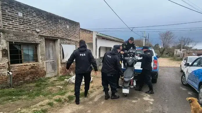 Violento robo: le pegó con un caño para robarle el celular y dinero