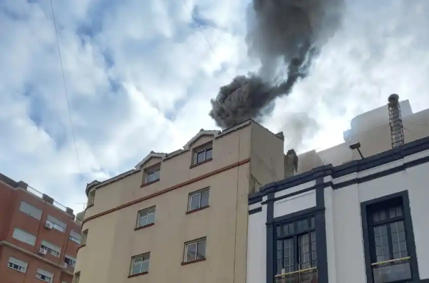 Tensión en el microcentro de Mar del Plata por un incendio