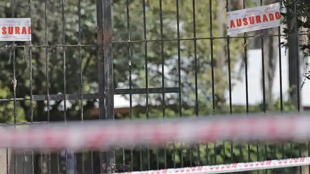 Encontró una fiesta clandestina en su casa y murió de un infarto