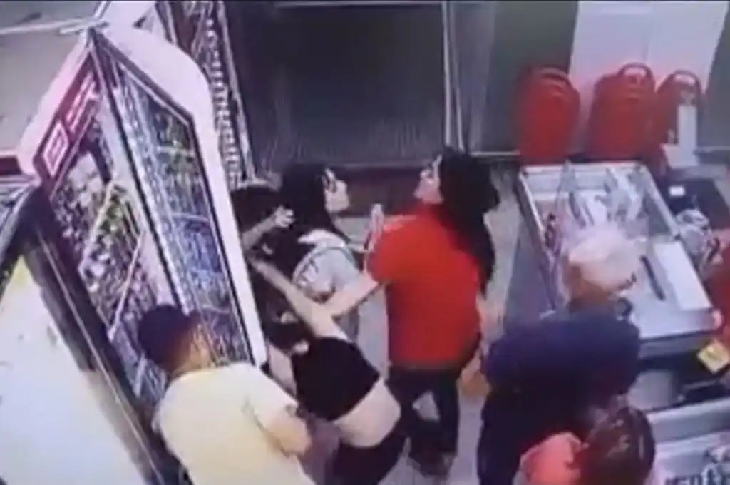 Dos mujeres a las trompadas en un supermercado