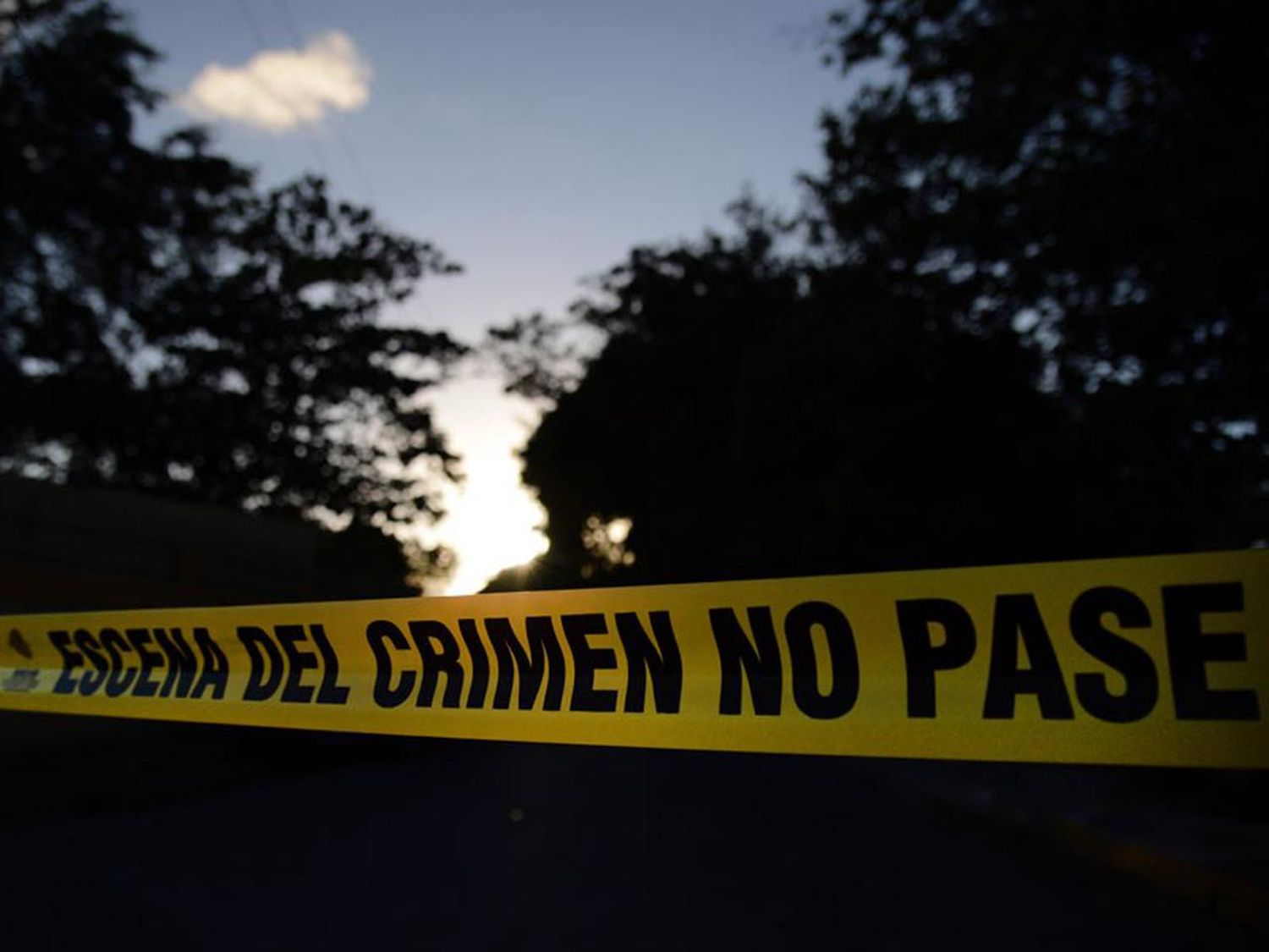 Macabra advertencia junto al cadáver de un hombre