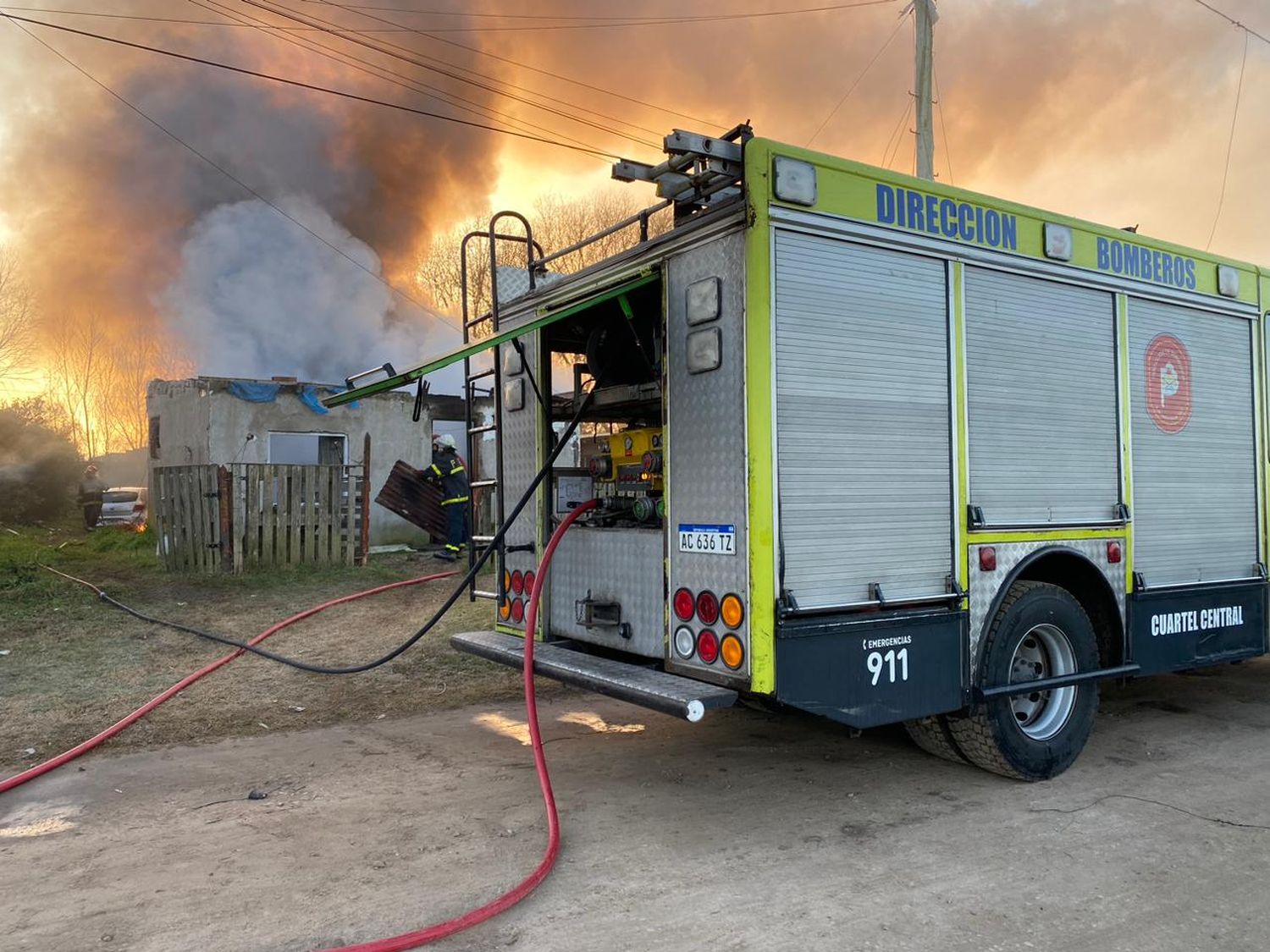 Incendio en el barrio Pueyrredon: una vivienda y un vehículo afectados