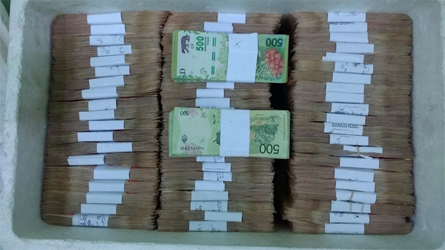 Incautaron más de 28 millones de pesos que eran trasladados en camioneta