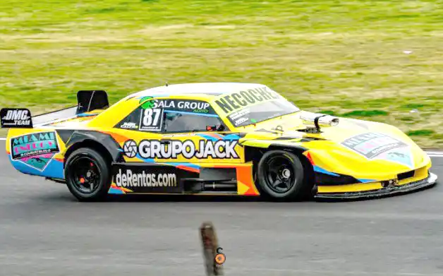Volvió al amarillo. Lucas González con la Dodge, en plena fecha del Procar 4000