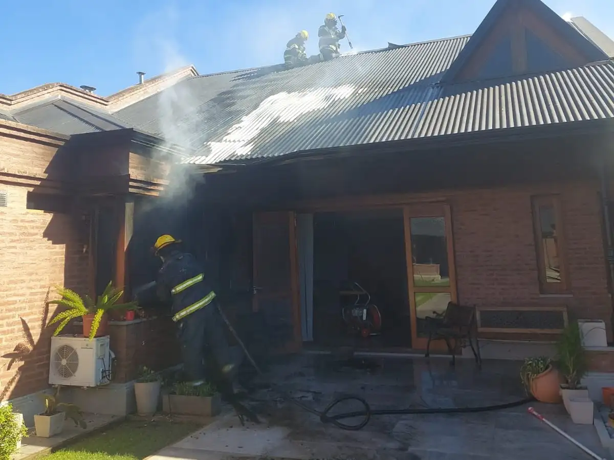 Gran despliegue de bomberos en la región por un incendio en una casa: intervinieron tres unidades - 1