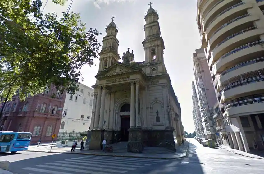 Forzaron una puerta de la Catedral, ingresaron y se llevaron varios objetos de valor