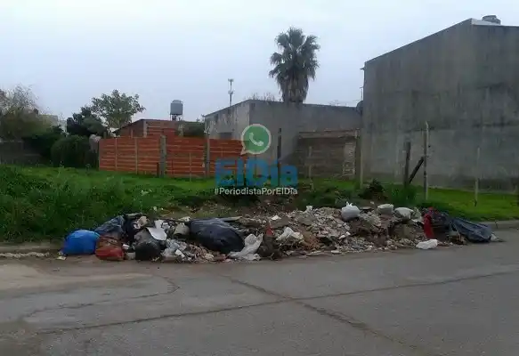 Vecinos reclaman la limpieza de una calle: "todos tiran basura como si nada"