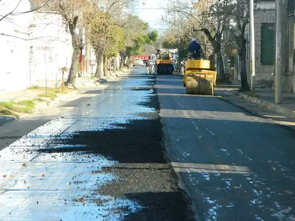 Continúan los trabajos de repavimentación y bacheo