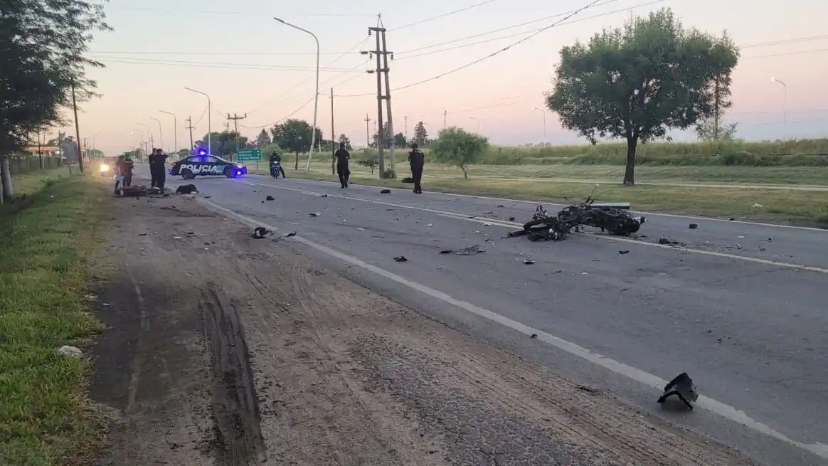 Restos de una de las motocicletas quedaron esparcidos sobre la calzada tras el violento